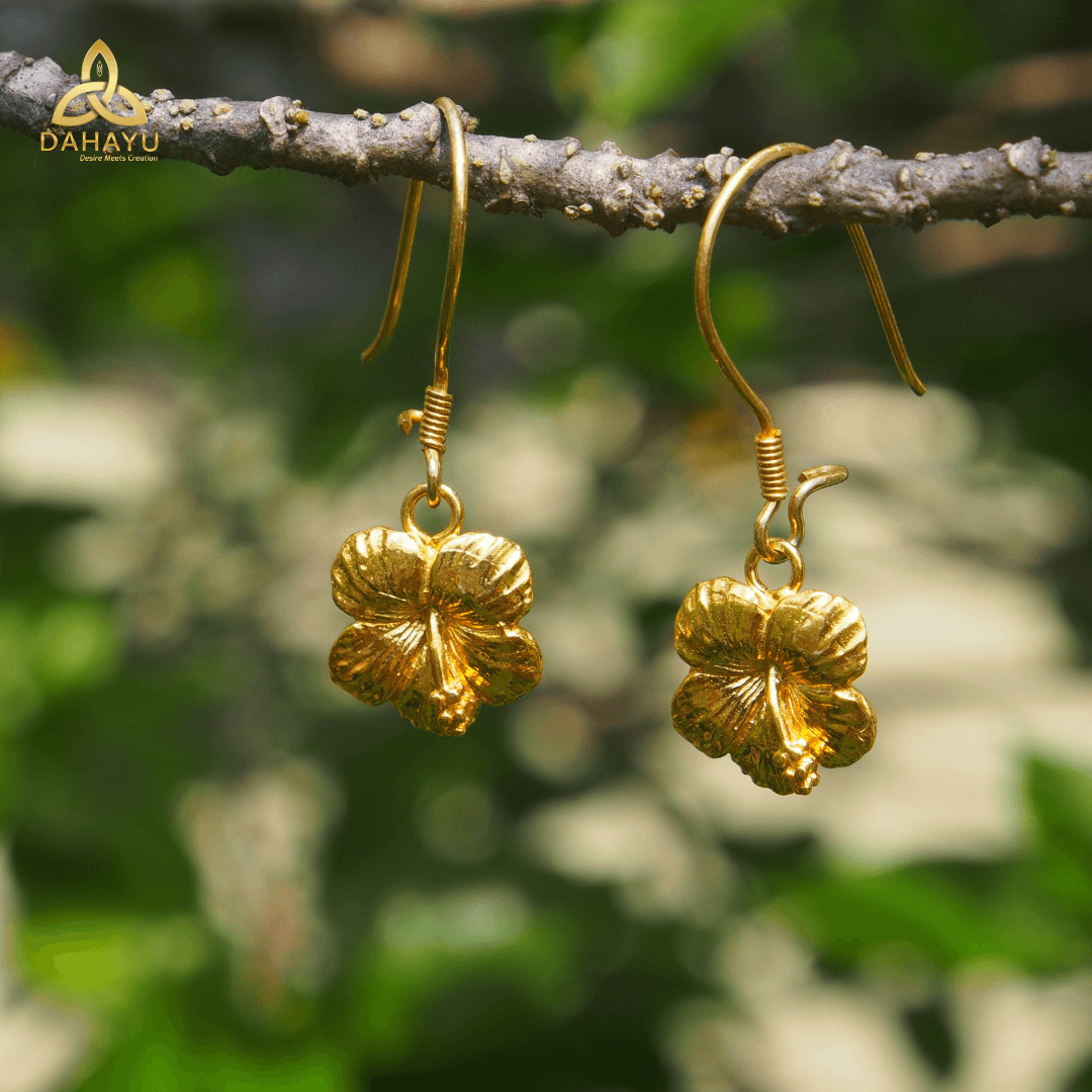 Hanging Pucuk Earrings Gold
